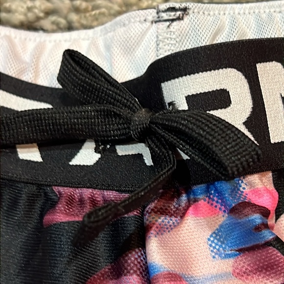 Girls Play Up Under Armour Printed Shorts (XL) - Picture 5 of 8